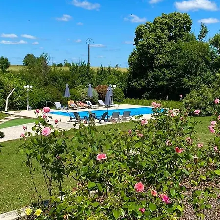 In The Countryside Le Petit Bleu Hotel Bourg-de-Visa
